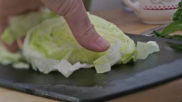 Jefe rebanando lechuga fresca de iceberg para ensalada — Vídeos de Stock