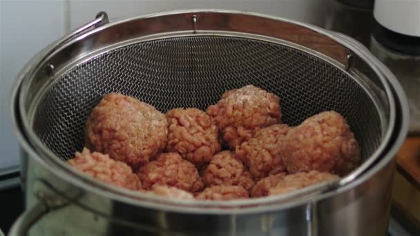 Préparation de boulettes de viande savoureuses — Video