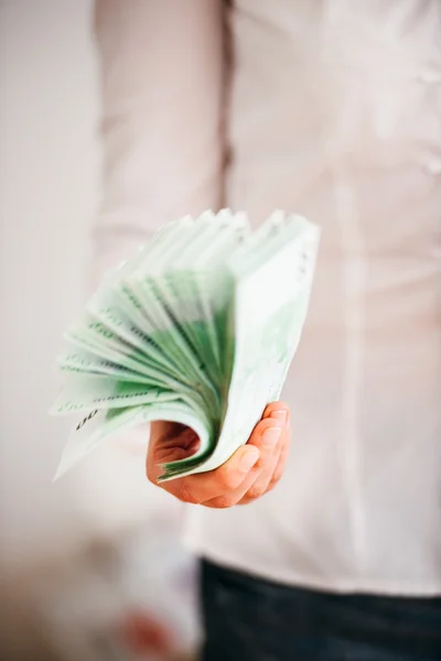 Деньги, используемые как бумажный вентилятор — стоковое фото