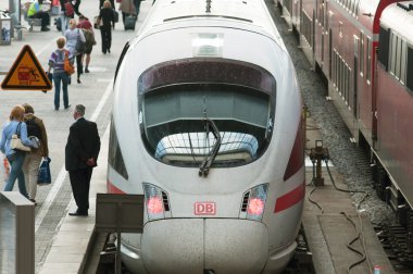 buz, tran iletken ve yolcu ile Alman tren istasyonu