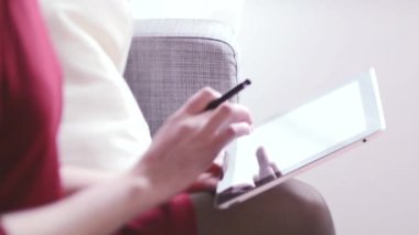 Tablet üzerinde çalışan kadın