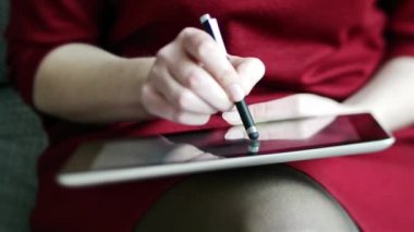 Tablet bilgisayarda çizim kadın