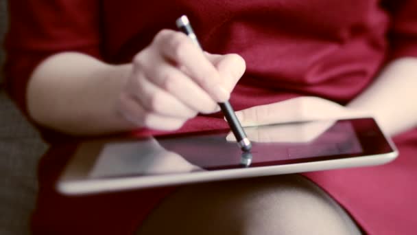 Woman drawing on tablet — Stock Video