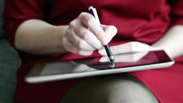 Woman drawing  on tablet computer — Stock Video