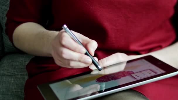 Женщина рисует яблоко на планшетном компьютере — стоковое видео