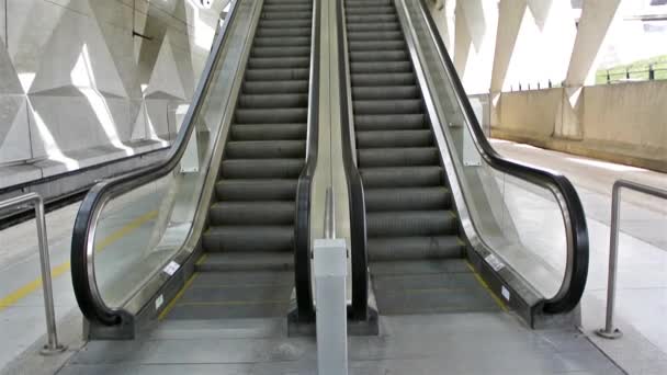 Rolltreppe im modernen Bahnhof — Stockvideo