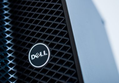 Dell logosu bir sunucuda