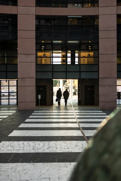 Parliamentarians exiting European Parliament building — Stock Photo, Image