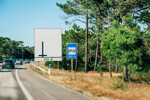 IPO σημάδι σε έναν πολυσύχναστο αυτοκινητόδρομο — Φωτογραφία Αρχείου