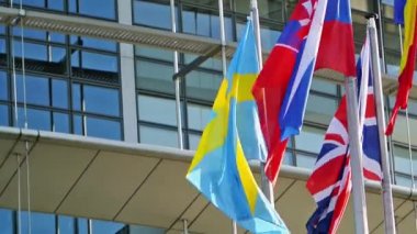 İsveç, İngiltere, Romanya, Slovakya, Finlandiya Parlamentosu önünde, strasbourg sallayarak bayrakları