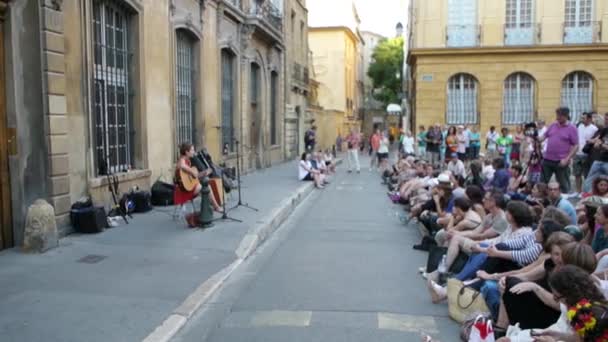 Şarkı söyleyen sokak sanatçı kız — Stok video