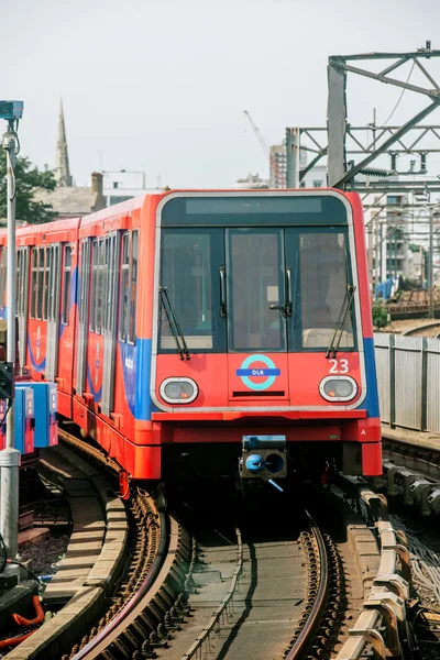 Поезд DLR прибывает на станцию Лондон Великобритания — стоковое фото