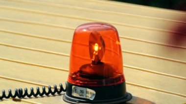 Turuncu yanıp sönen ve ışık uzayda döndürme