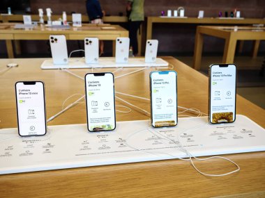 Apple Store 'daki iPhone 13 Pro ve Max sürümlerinin yeni 5G iPhone 13 profosyonel versiyonu