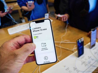 iPhone 13 'ün son 5G iPhone 13 olarak Apple Store' da duvar kağıdı görüntüsü