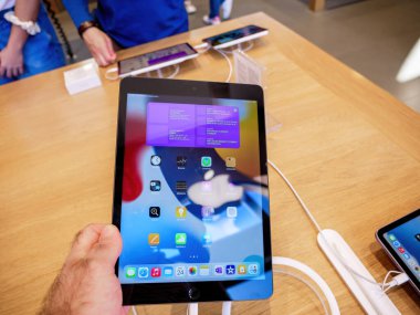 POV erkek eli yeni pembe Apple Bilgisayar iPad Air tabletini tutuyor