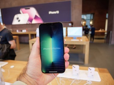 iPhone 13 Pro MAX 'te tanıtım 120 saat boyunca retina ekranına bakan bir erkek.