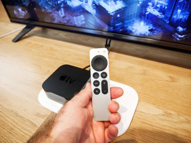 POV kişisel bakış açısı erkek eli en son Apple Bilgisayarları TV 4K UHD