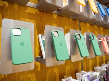 iPhone 13 Pro MagSafe 'in yeni 5G iPhone olarak Apple Store' daki yeşil silikon koruma kutuları