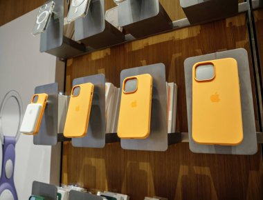 Apple Store 'da yeni 5G iPhone 13, 13 Pro olarak turuncu sarı silikon koruma kutuları