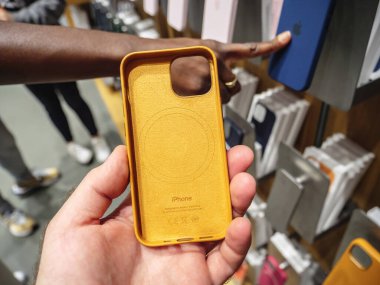 POV erkek, Apple Store 'da silikon koruma çantası taşıyor.