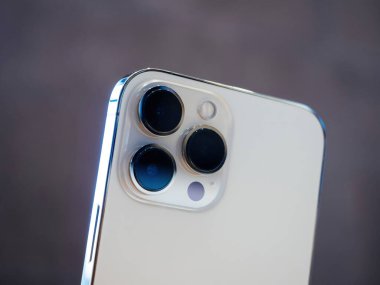 iPhone 13 'teki üç katlı gelişmiş kamera diziliminin arka görünümü En son 5G iPhone olarak Apple Store' da Pro