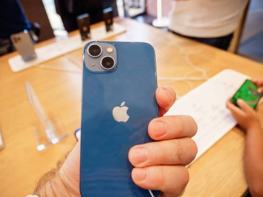 Apple Bilgisayarları 'nın yeni Apple iPhone 13 akıllı telefon modelini erkek elinde tutuyor