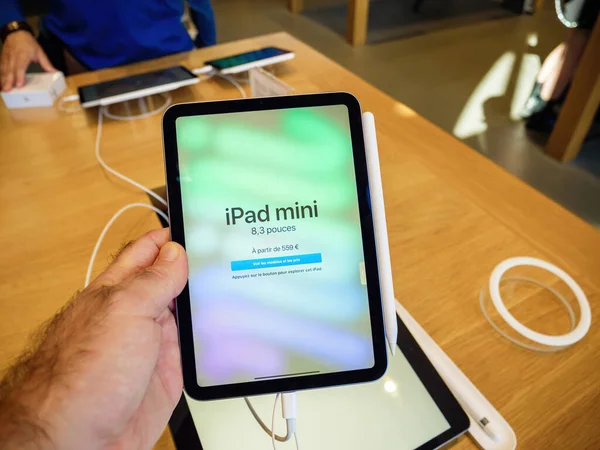 POV αρσενικό χέρι εκμετάλλευση Νέα τελευταία Apple Υπολογιστές iPad tablet με μαγνητική 2ης γενιάς Μολύβι — Φωτογραφία Αρχείου