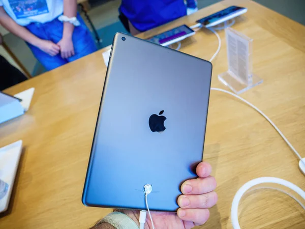 POV męska ręka gospodarstwa Nowe najnowsze różowe Apple Computers iPad tabletka z magnetycznym ołówkiem drugiej generacji — Zdjęcie stockowe