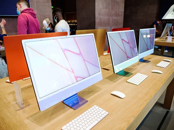 Människor nära färgglada iMac färgglada 2021 versioner allt-i-ett persondator — Stockfoto