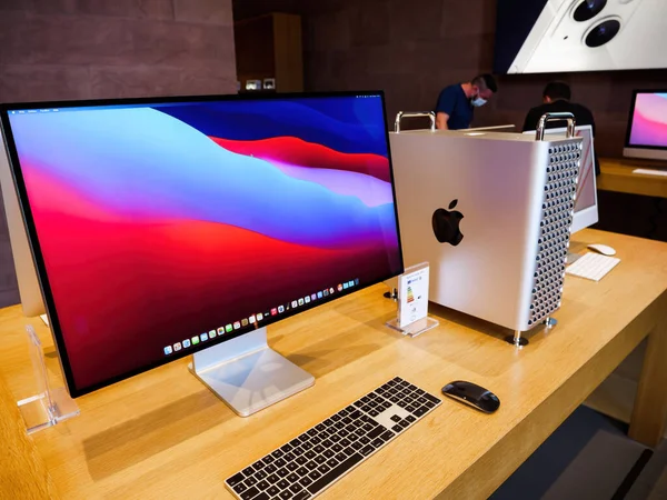 Pro Explay XDR ile yeni güçlü Apple Bilgisayarları Mac Pro Cheesegrater — Stok fotoğraf