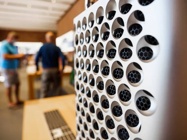Nya Apple Datorer Mac Pro Xeon M2 arbetsstation luftkanaler hål — Stockfoto