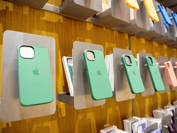 Groene siliconen beschermhoesjes van iPhone 13 Pro MagSafe in de Apple Store als nieuwste nieuwe 5G iPhone — Stockfoto