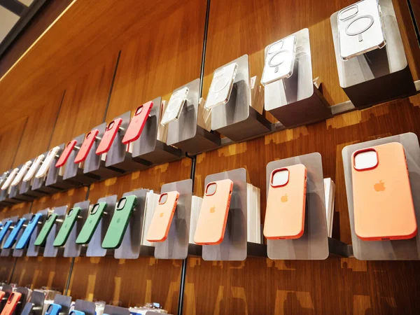 Az iPhone 13 Pro színes védelmi esetei az Apple Store-ban, mint a legújabb 5G iPhone 13, 13 Pro — Stock Fotó