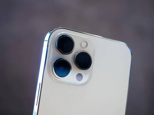 Vista trasera de la triple cámara mejorada en el iPhone 13 Pro en el Apple Store como el último iPhone 5G nuevo —  Fotos de Stock