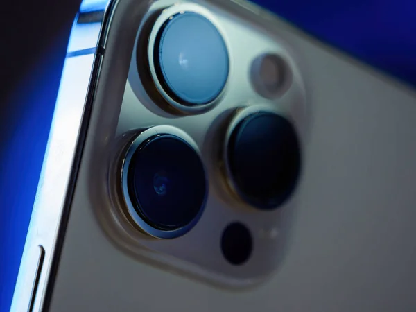 Vista trasera de la triple cámara mejorada en el iPhone 13 Pro en el Apple Store como el último nuevo iPhone 5G nuevo iPad y iPad mini salir a la venta —  Fotos de Stock