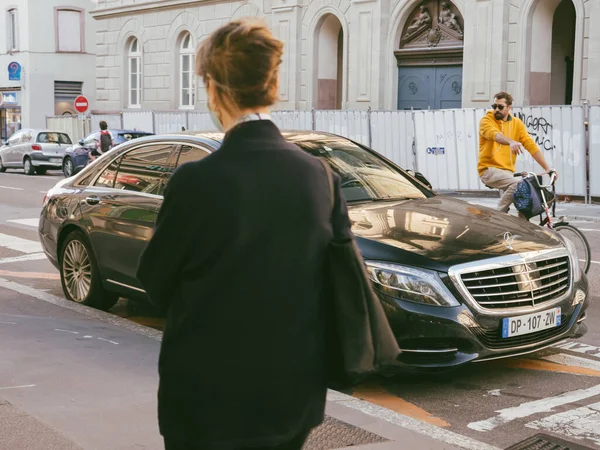 Luxus-Mercedes-Benz S600 Long parkt in der Innenstadt mit Fußgängern auf dem Trottoir — Stockfoto