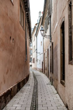 Strasbourg 'un merkezindeki boş sokakta eski binalar gayrimenkul.
