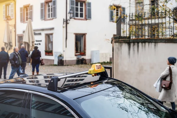 Taxi de conducción en la calle peatonal en el centro de Estrasburgo — Foto de Stock