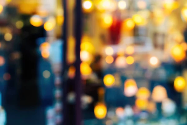 Размытый вид витрины магазина, продающей различные типы светильников — стоковое фото