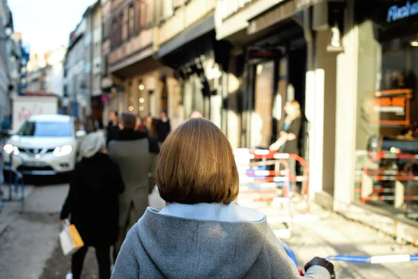 Vista trasera de personas caminando por la calle siendo reparadas en el centro de la ciudad de Estrasburgo — Foto de Stock