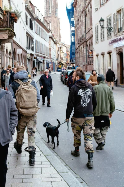 Centro de la ciudad escena en Estrasburgo con personas sin hogar con un perro paseando — Foto de Stock