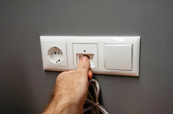 Manlig handinsats i vägguttag RJ45 internet kabel ethernet — Stockfoto