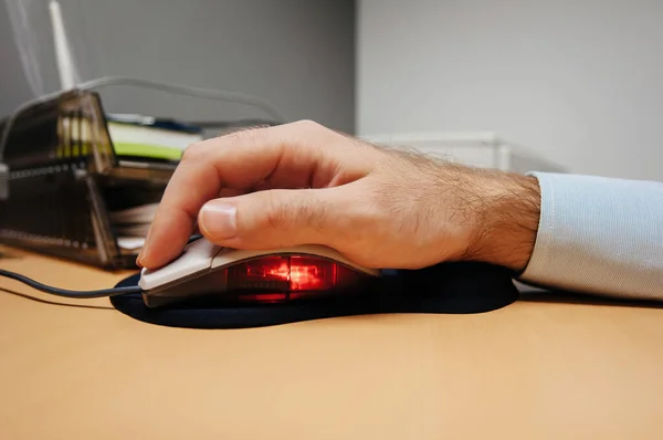 Zijaanzicht van mannelijke hand houden computer muis wijzende apparaten — Stockfoto