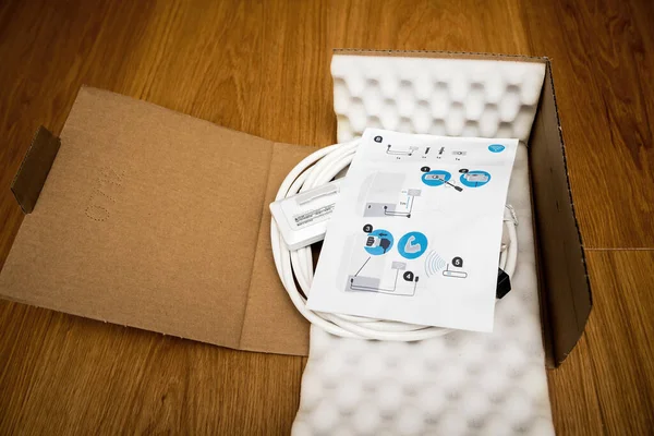 Unboxed paket med nya Wifi dongle för Home-Connect kylskåp — Stockfoto