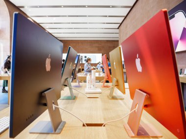 Apple 'ın yeni iMac renkli 2021 sürümlerindeki logosu Apple Bilgisayar Mağazası' ndaki kişisel bilgisayarın hepsi bir arada