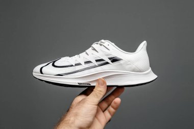 Pov 'un erkek eli yeni lüks koşu ayakkabıları tutuyor Nike Zoom erkeklerin elinde tepki veriyor