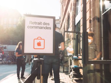 Güneş ışığı parlaması Retrait des komut çevirisi, Kleber Meydanı 'ndaki Apple mağazasının önünden internet siparişinin alınması olarak çevrildi