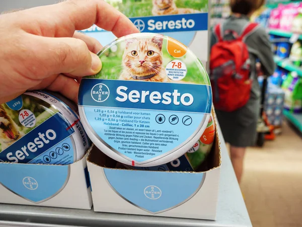 Мужчина, держащий руку на пульсе супермаркета, покупает Seresto — стоковое фото