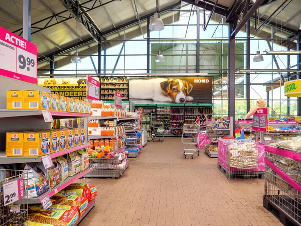 Grote selectie van petfood en accessoires in grote supermarkt — Stockfoto